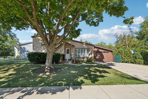 Tiny photo for 122 W HELEN Road, Palatine, IL 60067 (MLS # 12557289)