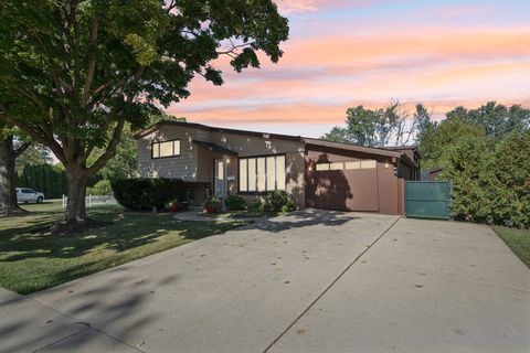 Tiny photo for 122 W HELEN Road, Palatine, IL 60067 (MLS # 12557289)