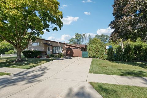 Tiny photo for 122 W HELEN Road, Palatine, IL 60067 (MLS # 12557289)