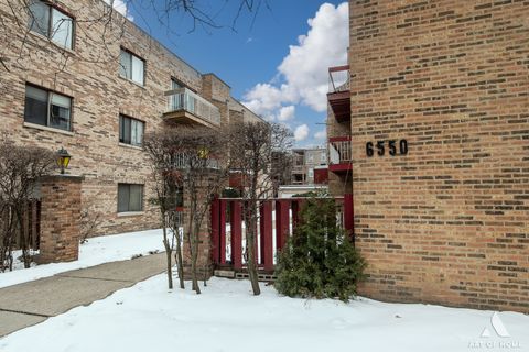 Tiny photo for 6550 N CALIFORNIA Avenue #302, Chicago, IL 60645 (MLS # 12561484)