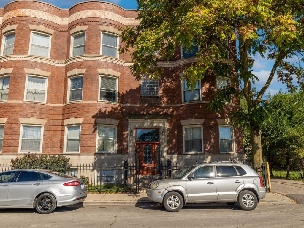 Photo for 542 E 44th Street #GARDEN, Chicago, IL 60653 (MLS # 12506110)
