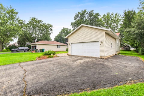 Tiny photo for 699 Karen Drive, Lake Holiday, IL 60552 (MLS # 12731928)