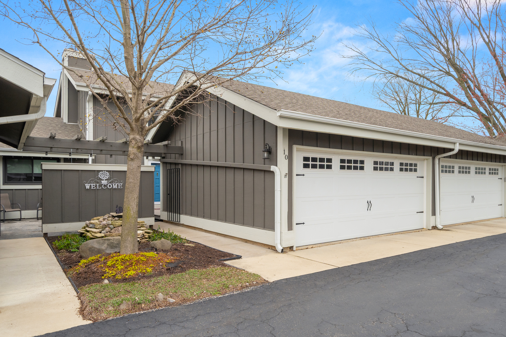 10 W Windsor Court