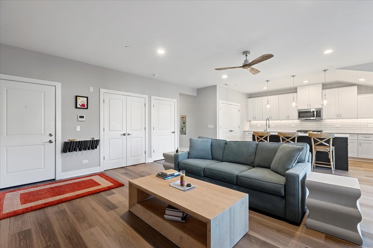 319 S Glendale Avenue 303