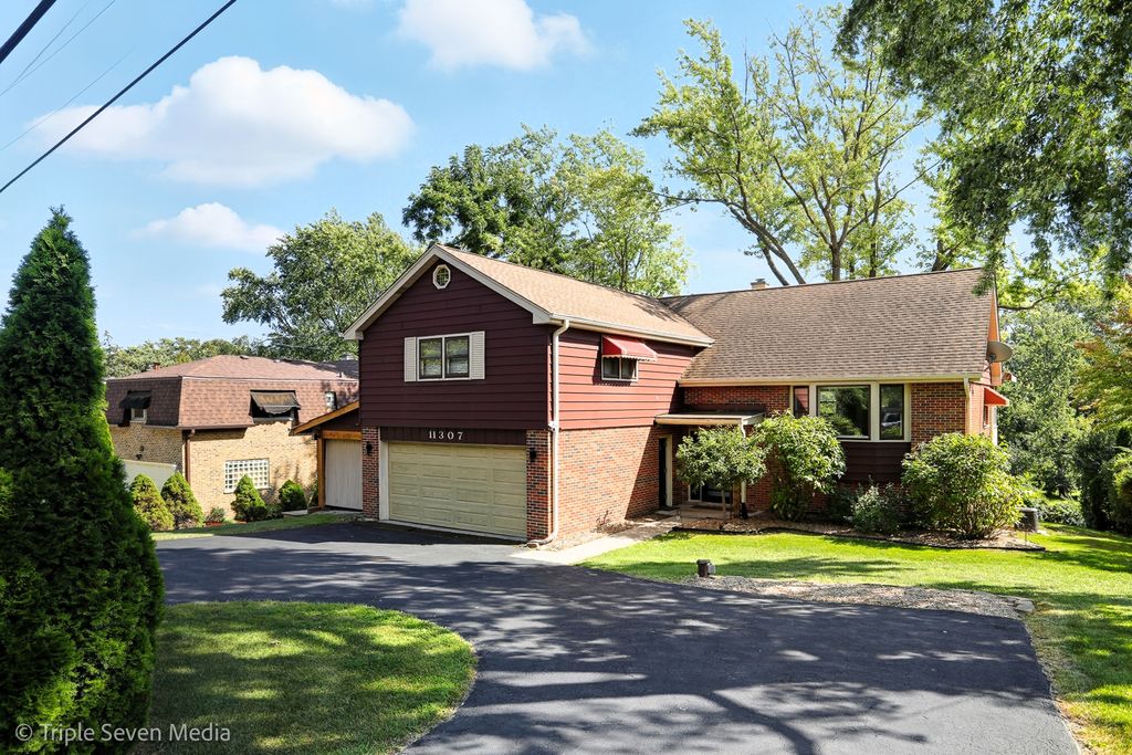 Photo for 11307 German Church Road, Willow Springs, IL 60480 (MLS # 12496740)