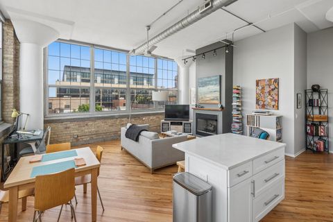 Tiny photo for 1801 W Larchmont Avenue #404, Chicago, IL 60613 (MLS # 12652499)