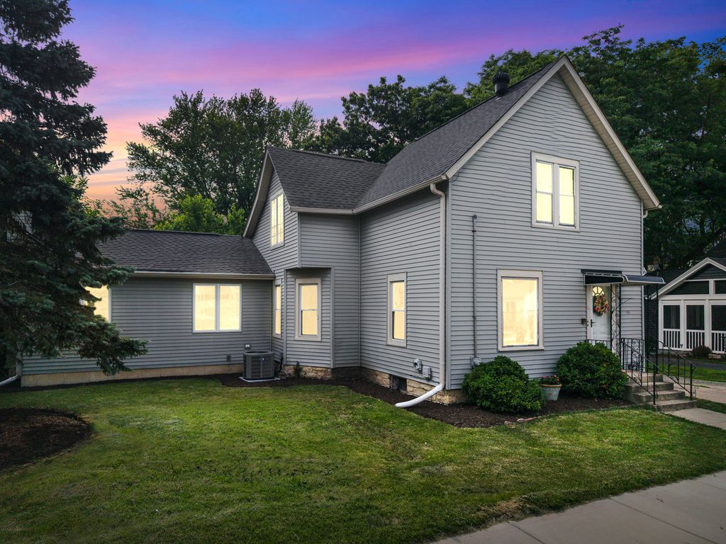Photo for 129 S Prairie Street, Batavia, IL 60510 (MLS # 12342848)