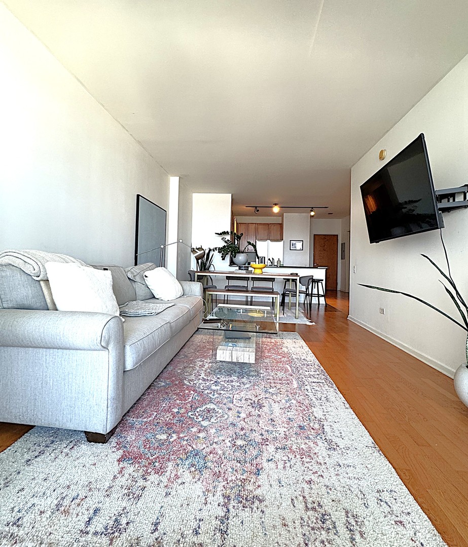 210 S Desplaines Street 1409