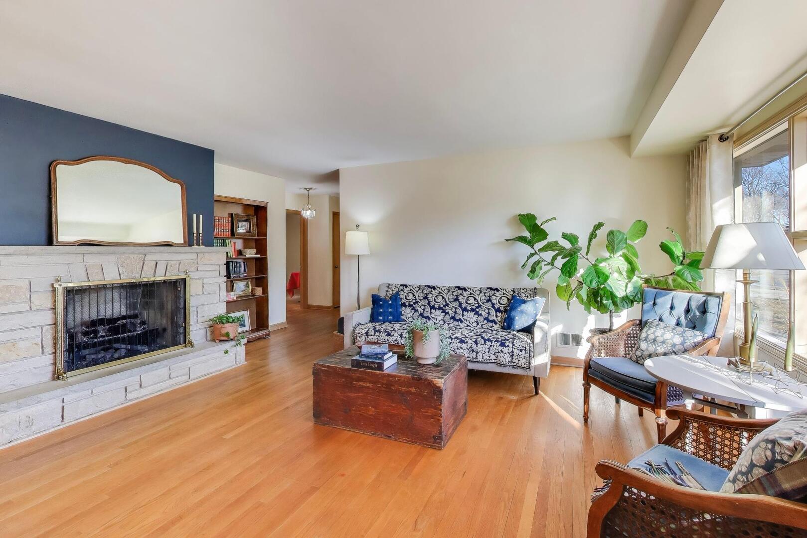 1048 E WALNUT Avenue