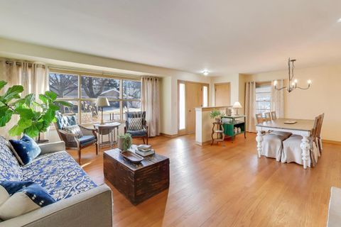 Tiny photo for 1048 E WALNUT Avenue, Des Plaines, IL 60016 (MLS # 12567404)