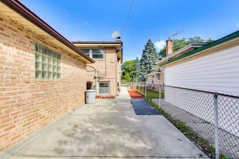 Tiny photo for 5545 Oakton Street, Morton Grove, IL 60053 (MLS # 12731627)