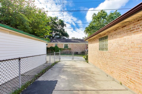 Tiny photo for 5545 Oakton Street, Morton Grove, IL 60053 (MLS # 12731627)