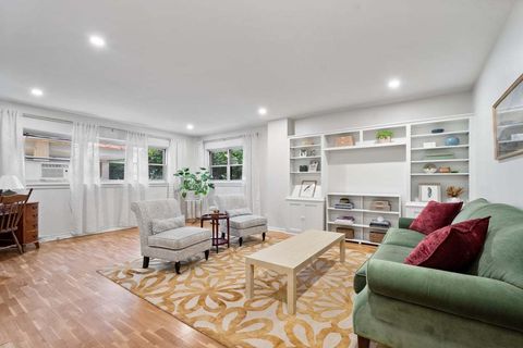 Tiny photo for 1508 Hinman Avenue #1A, Evanston, IL 60201 (MLS # 12467782)
