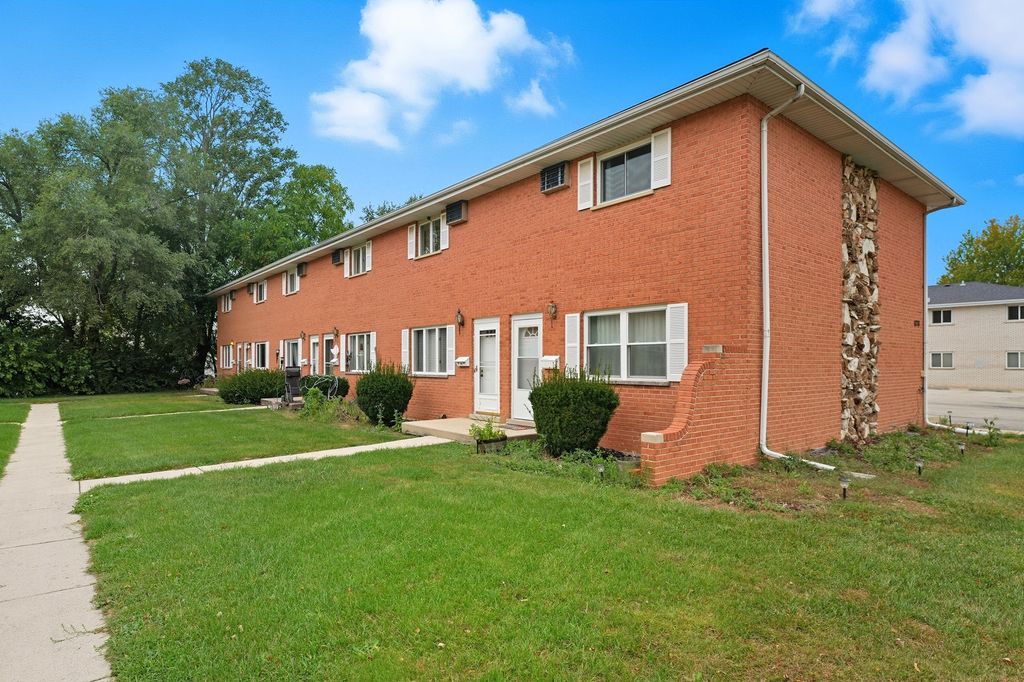 Photo for 1231 Town Crest Drive #E, New Lenox, IL 60451 (MLS # 12439677)