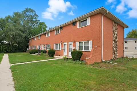 Photo of 1231 Town Crest Drive #E, New Lenox, IL 60451 (MLS # 12439677) Photo of 1231 Town Crest Drive #E, New Lenox, IL 60451 (MLS # 12439677)