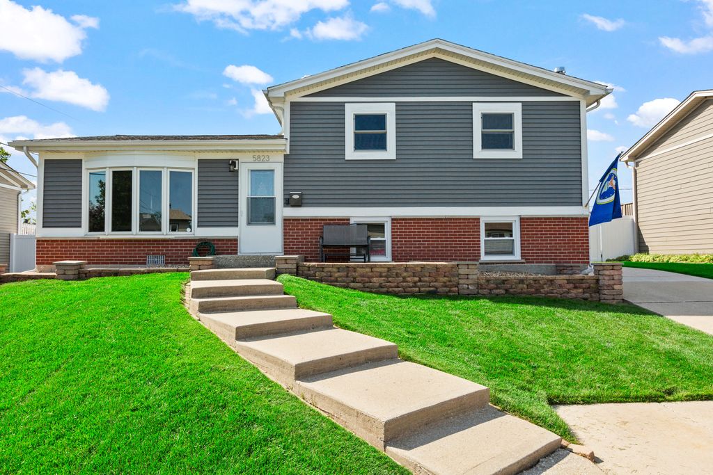 Photo for 5823 Stuart Lane, Oak Forest, IL 60452 (MLS # 12494828)