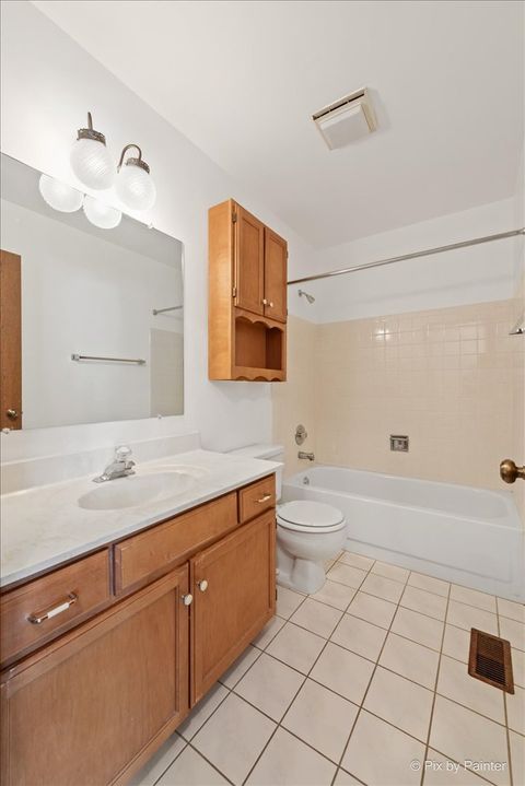 Tiny photo for 1851 Fox Run Drive #D4, Elk Grove Village, IL 60007 (MLS # 12531306)