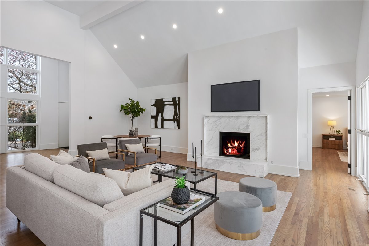 689 Crofton Avenue S