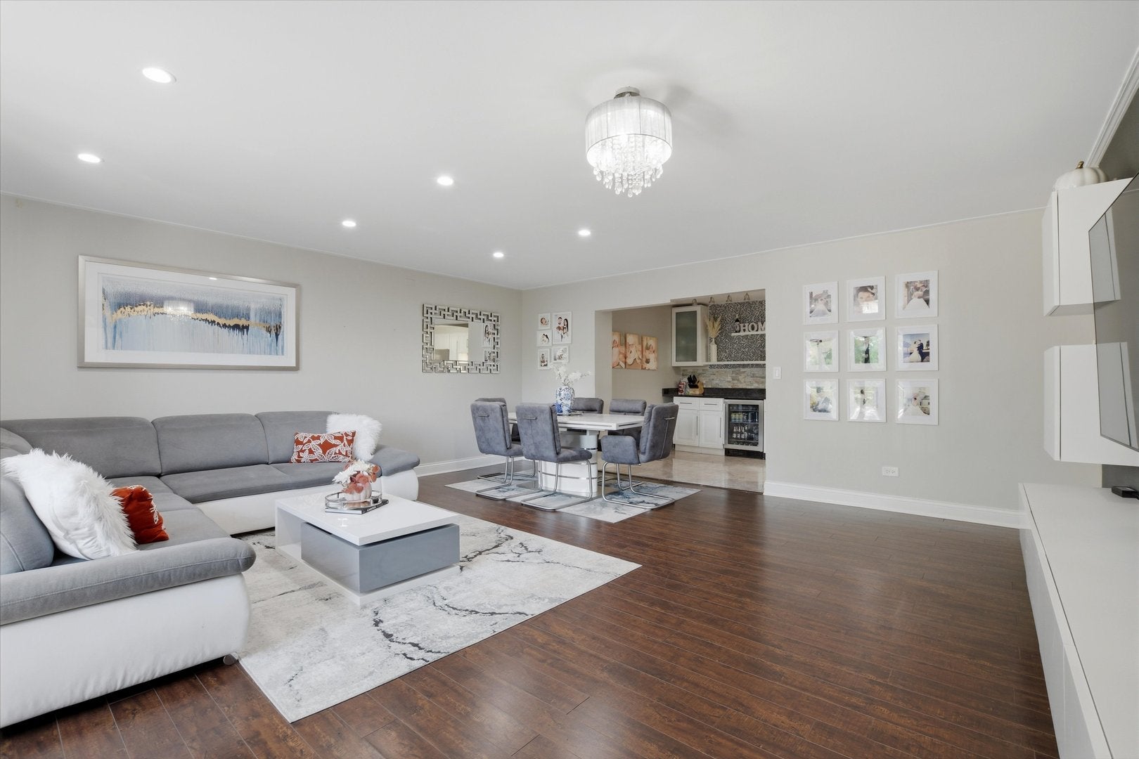 1747 W Crystal Lane 207