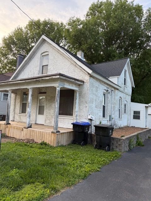 Photo of 1005 W Taylor Street, Bloomington, IL 61701 (MLS # 12646892)