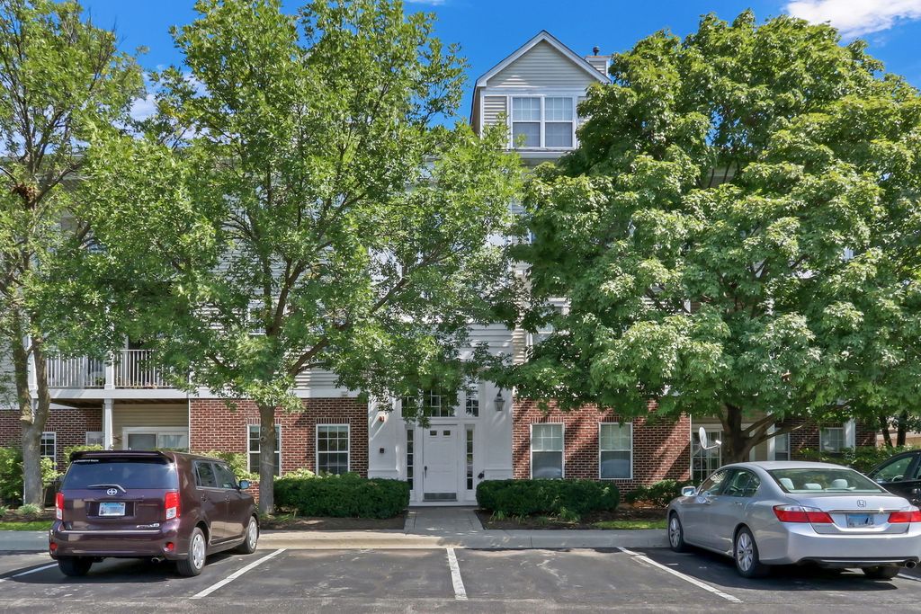 Photo for 3275 Stratford Court #1A, Lake Bluff, IL 60044 (MLS # 12465603)