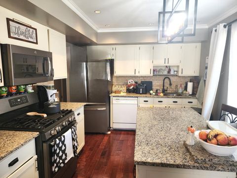 Tiny photo for 1352 W Oakmont Road, Hoffman Estates, IL 60169 (MLS # 12488481)