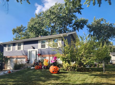 Photo of 1352 W Oakmont Road, Hoffman Estates, IL 60169 (MLS # 12488481)