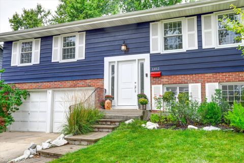 Photo of 1352 W Oakmont Road, Hoffman Estates, IL 60169 (MLS # 12488481)