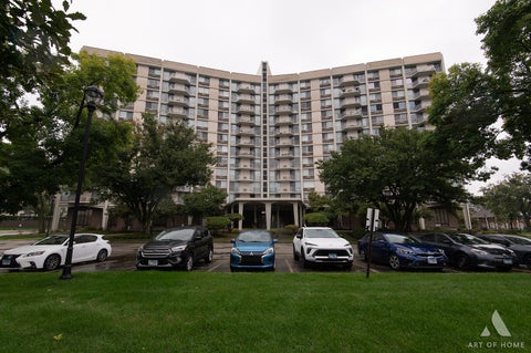Tiny photo for 20 N Tower Road #9E, Oak Brook, IL 60523 (MLS # 12770659)