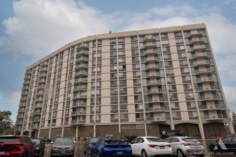 Tiny photo for 20 N Tower Road #9E, Oak Brook, IL 60523 (MLS # 12770659)