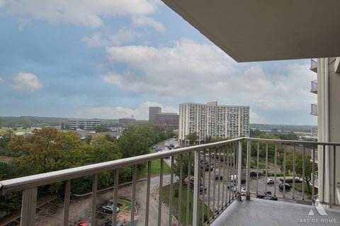 Tiny photo for 20 N Tower Road #9E, Oak Brook, IL 60523 (MLS # 12770659)