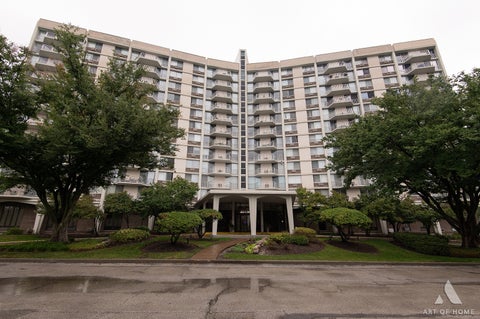 Tiny photo for 20 N Tower Road #9E, Oak Brook, IL 60523 (MLS # 12770659)