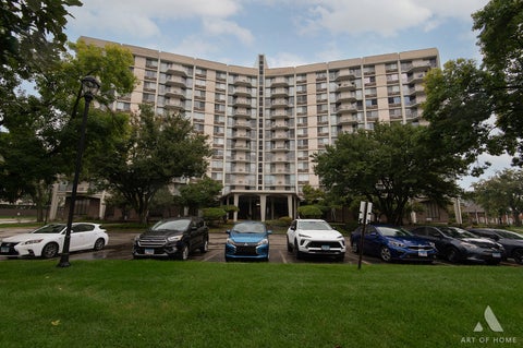 Tiny photo for 20 N Tower Road #9E, Oak Brook, IL 60523 (MLS # 12770659)