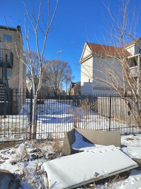 6737 S Eberhart Avenue Chicago IL 60637