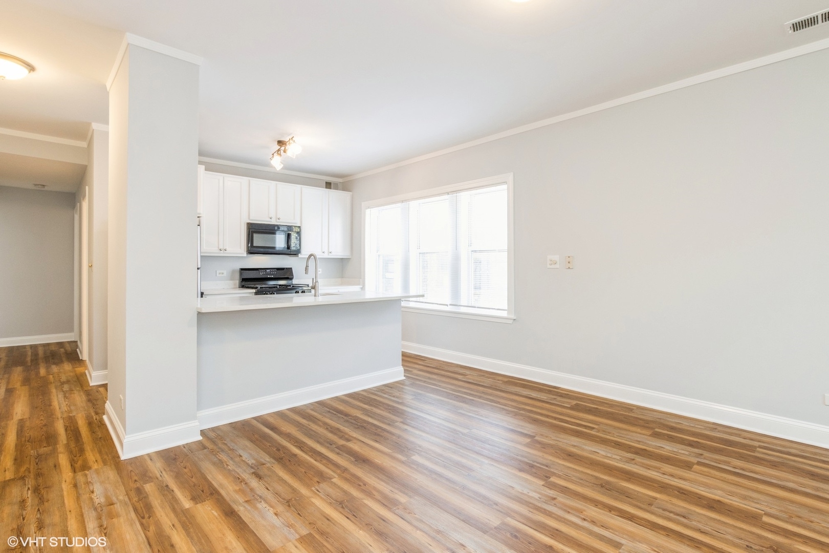 7363 N DAMEN Avenue 302