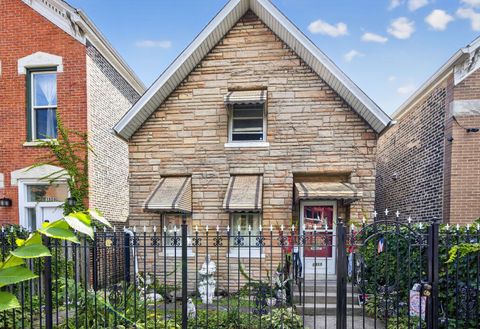 Photo of 1811 W Superior Street, Chicago, IL 60622 (MLS # 12470279)