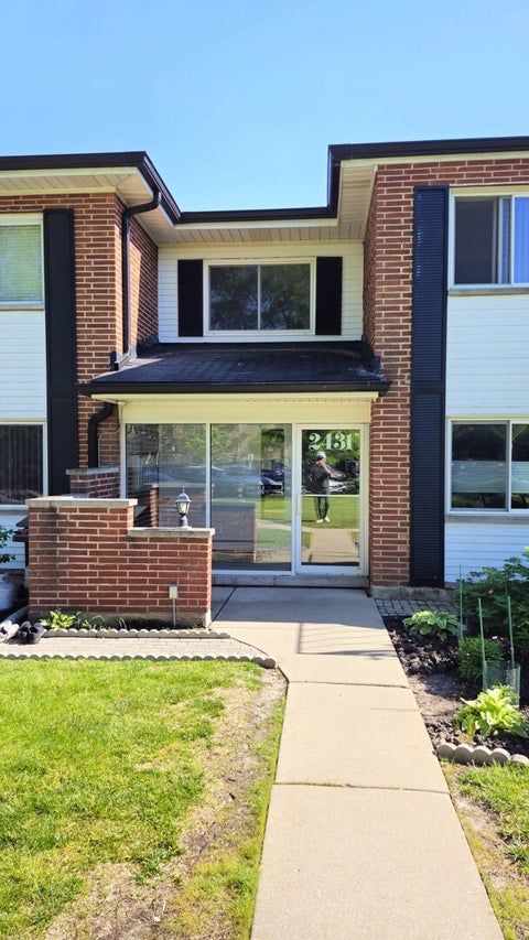 Tiny photo for 2431 E Brandenberry Court #2M, Arlington Heights, IL 60004 (MLS # 12657755)
