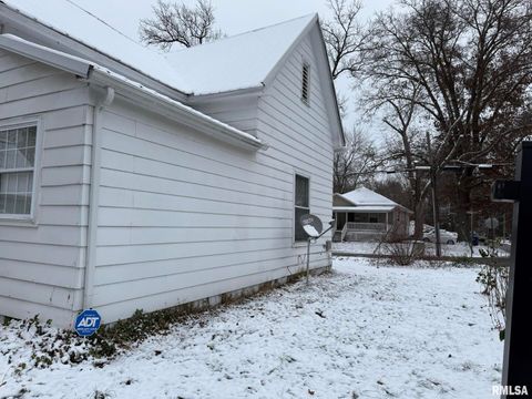 Tiny photo for 809 S COMMERCIAL Street, Benton, IL 62812 (MLS # QC4269796)