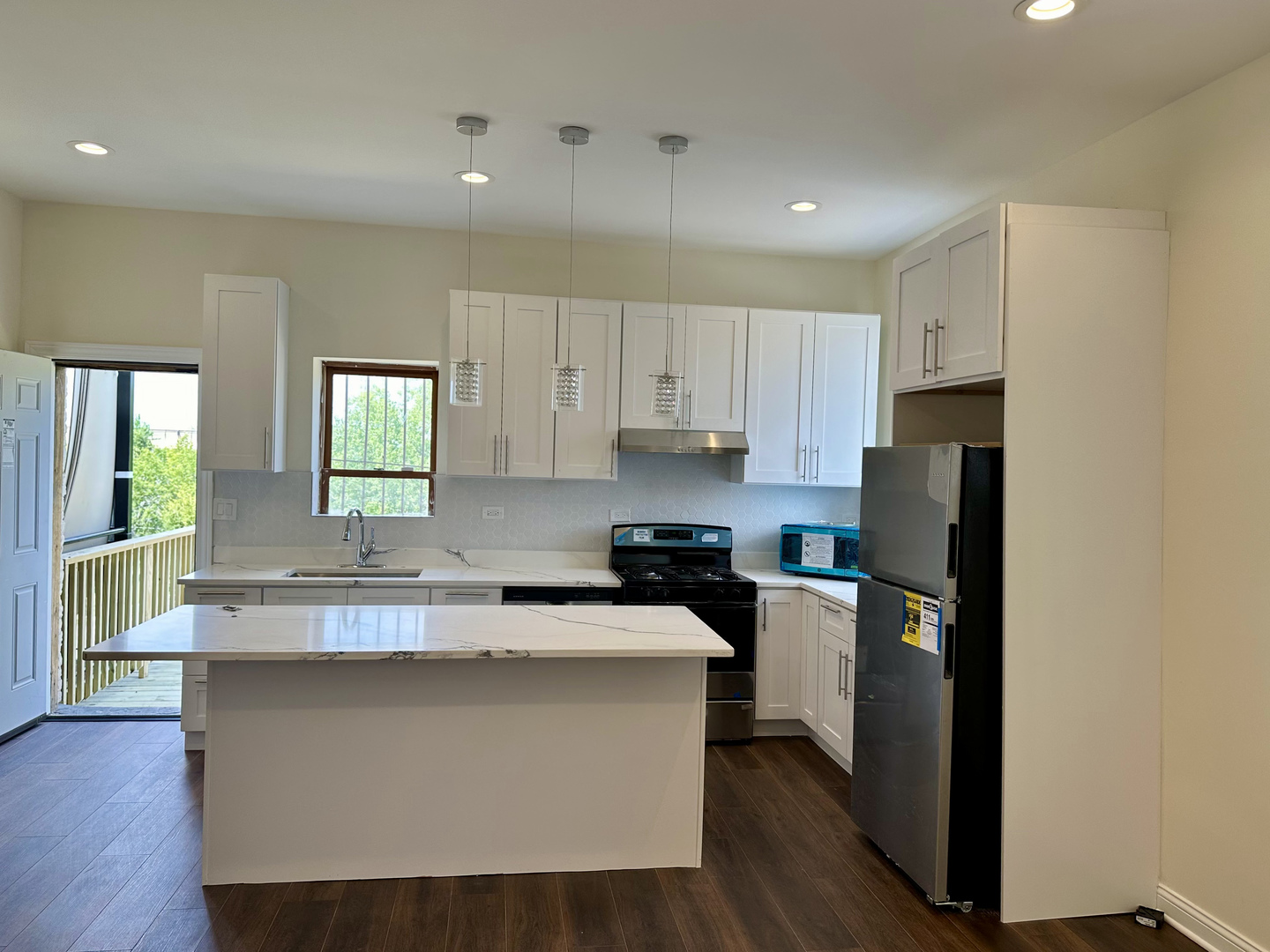 2562 W Washington Boulevard