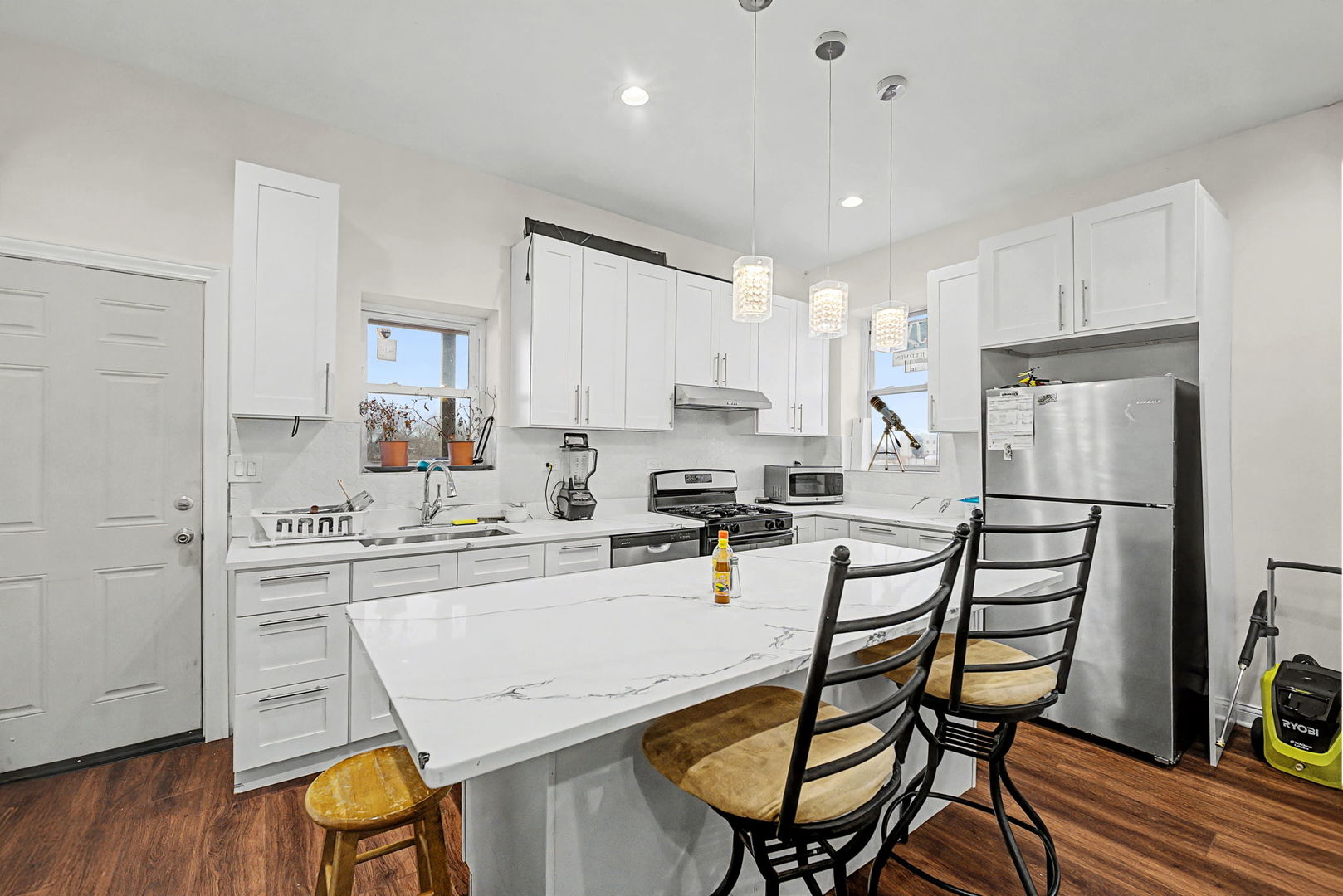 2562 W Washington Boulevard