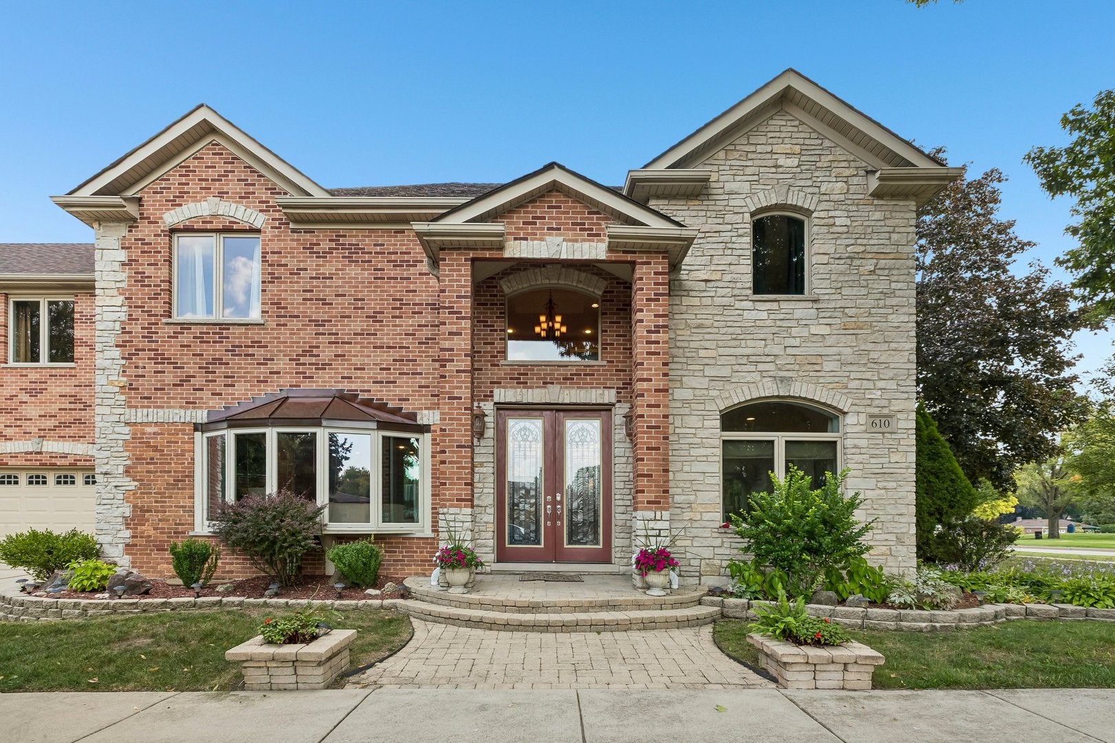 610 W Lonnquist Boulevard