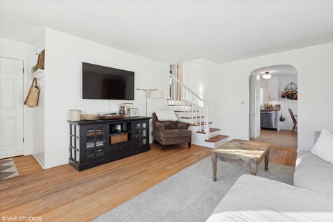 Tiny photo for 204 N EMERSON Street, Mount Prospect, IL 60056 (MLS # 12516558)