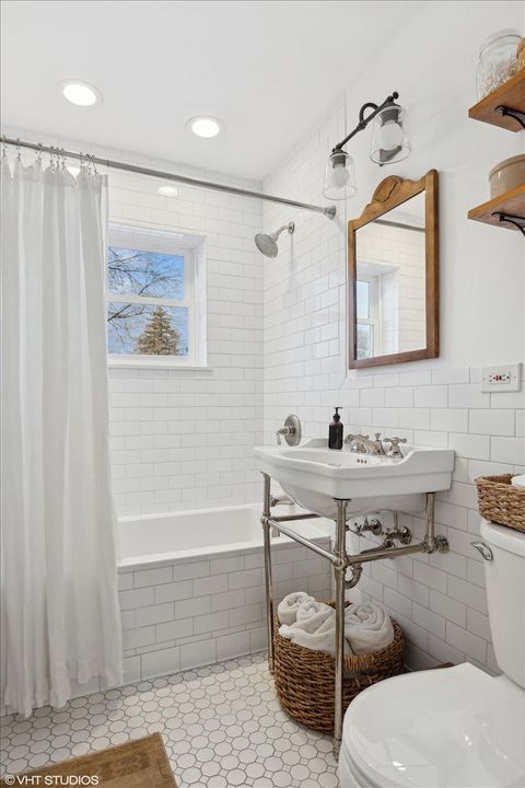 Tiny photo for 204 N EMERSON Street, Mount Prospect, IL 60056 (MLS # 12516558)