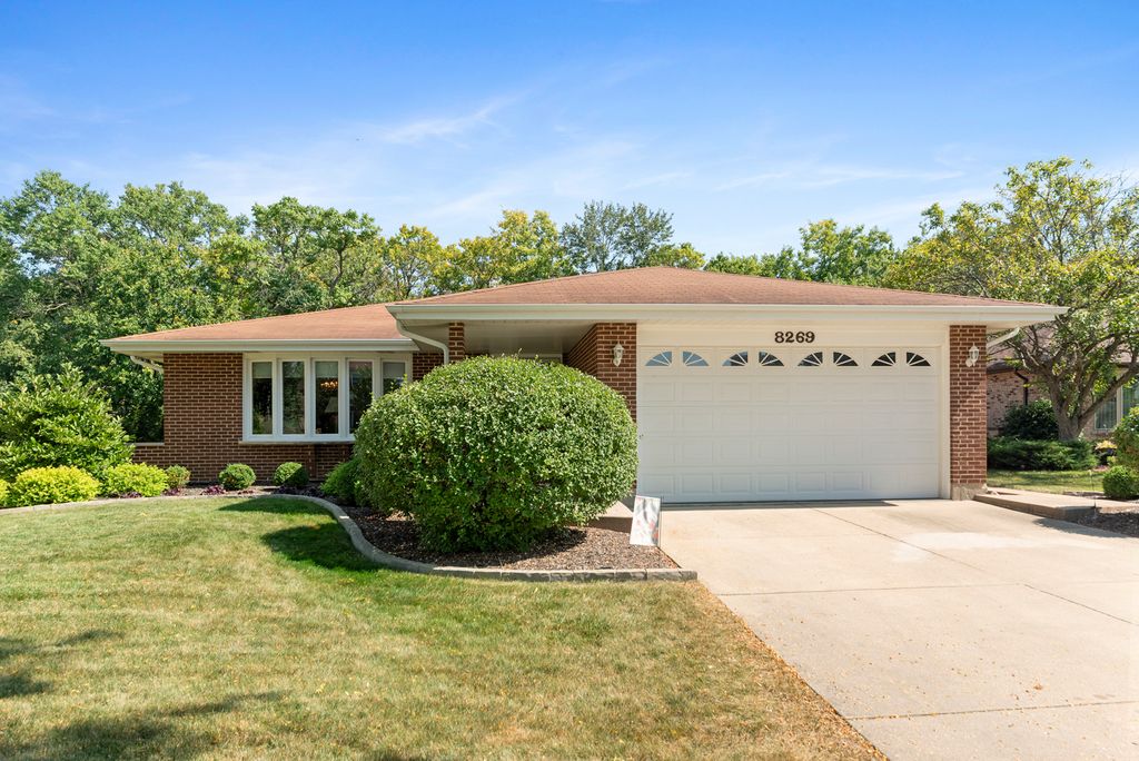 Photo for 8269 Meadowwood Avenue, Woodridge, IL 60517 (MLS # 12464306)