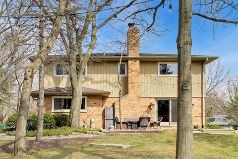 Tiny photo for 1 Aberdeen Road, Hawthorn Woods, IL 60047 (MLS # 12586710)