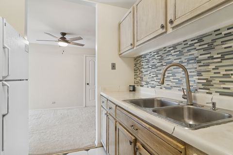 Tiny photo for 24A Kingery Quarter #202, Willowbrook, IL 60527 (MLS # 12545490)