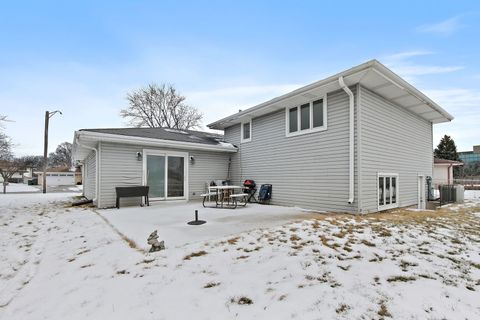 Tiny photo for 2021 W Spring Ridge Drive, Arlington Heights, IL 60004 (MLS # 12552611)