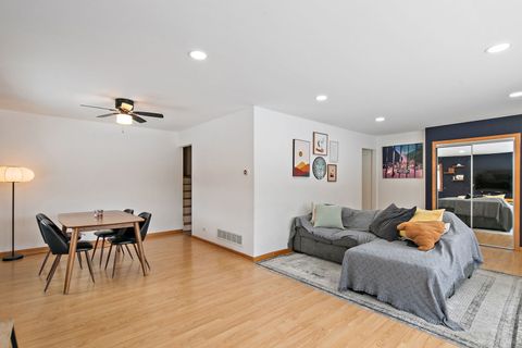 Tiny photo for 2021 W Spring Ridge Drive, Arlington Heights, IL 60004 (MLS # 12552611)