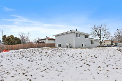 Tiny photo for 2021 W Spring Ridge Drive, Arlington Heights, IL 60004 (MLS # 12552611)