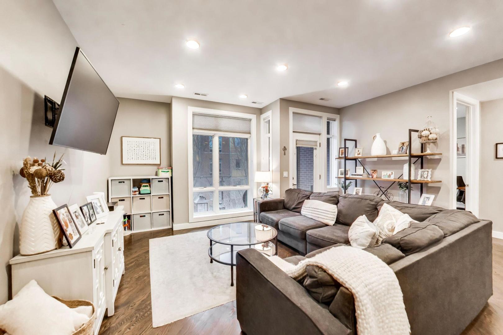 2817 N Oakley Avenue 2N